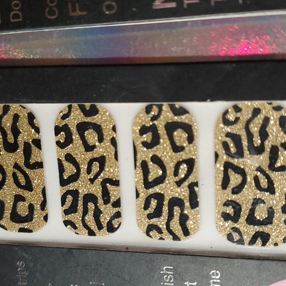 Nail Stickers lot of 3 Leopard Print Flowers with Gems and Roses with Black tip - Picture 6 of 6